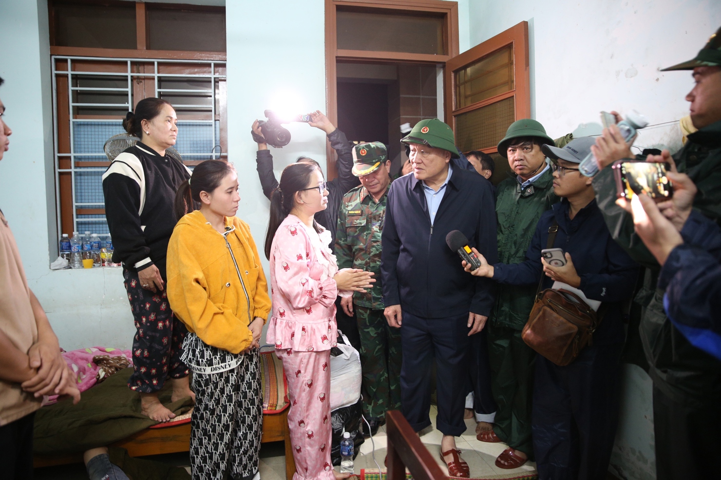 Ph&oacute; Thủ tướng Thường trực Ch&iacute;nh phủ Nguyễn H&ograve;a B&igrave;nh thăm hỏi, động vi&ecirc;n người d&acirc;n bị ảnh hưởng. Ảnh: VGP/Nguyễn Ho&agrave;ng