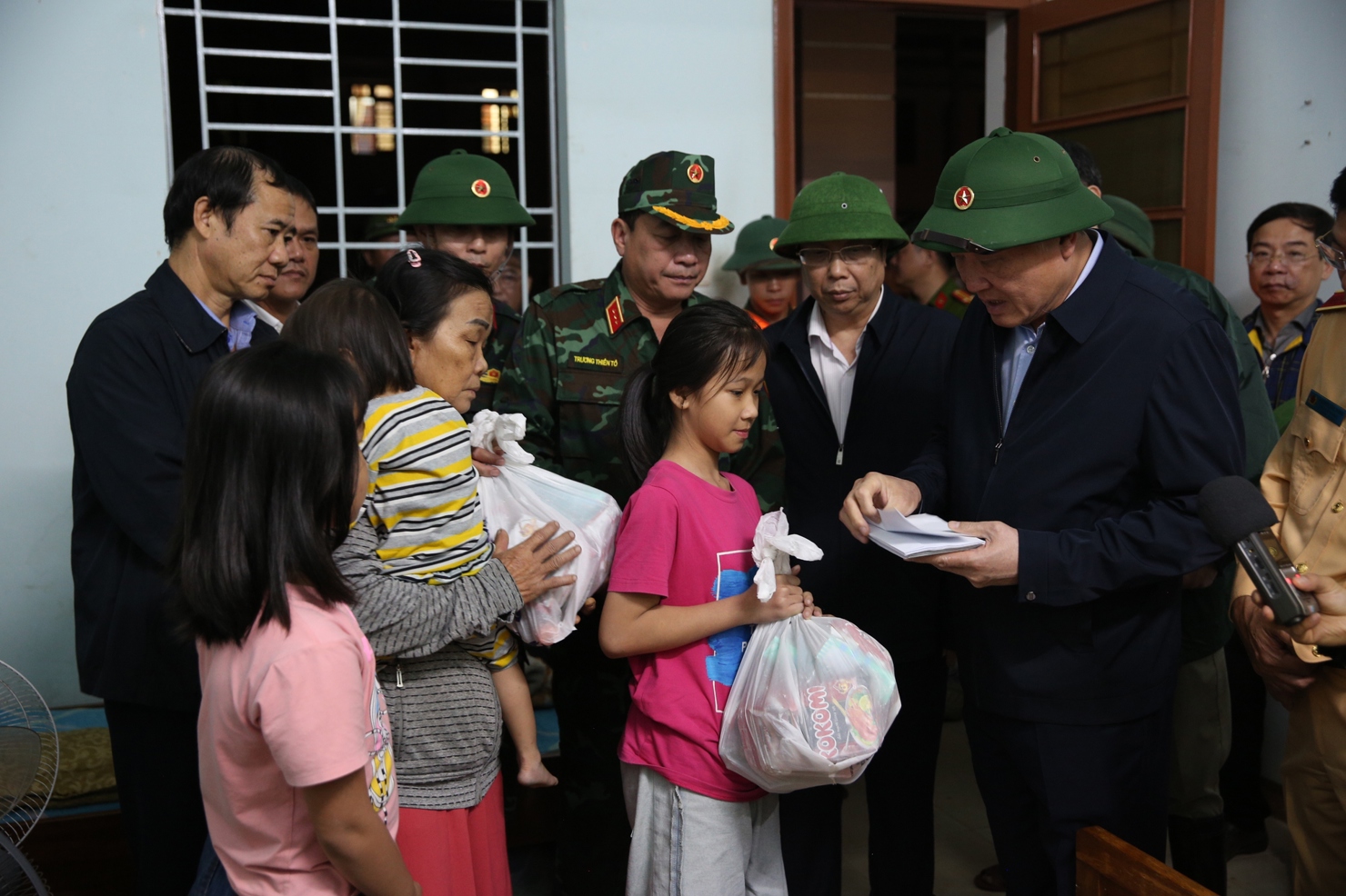 Ph&oacute; Thủ tướng Thường trực Ch&iacute;nh phủ Nguyễn H&ograve;a B&igrave;nh thăm hỏi, động vi&ecirc;n, tặng qu&agrave; người d&acirc;n bị ảnh hưởng. Ảnh: VGP/Nguyễn Ho&agrave;ng