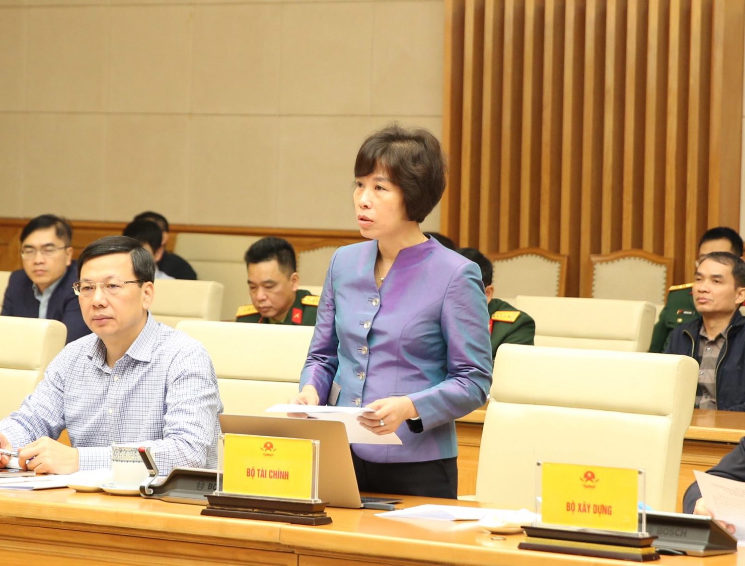 Thứ trưởng Bộ T&agrave;i ch&iacute;nh Nguyễn Thị B&iacute;ch Ngọc b&aacute;o c&aacute;o c&ocirc;ng t&aacute;c hỗ trợ người d&acirc;n v&ugrave;ng lũ tại cuộc họp với Thủ tướng s&aacute;ng 23/11.