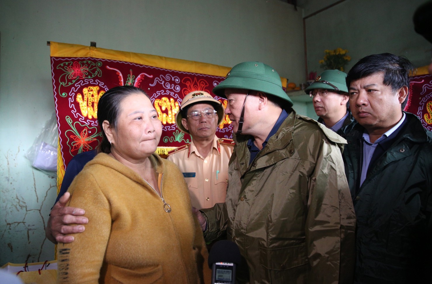 Ph&oacute; Thủ tướng thăm hỏi, tặng qu&agrave;, chia buồn c&ugrave;ng gia đ&igrave;nh c&oacute; người d&acirc;n mất do mưa lũ.