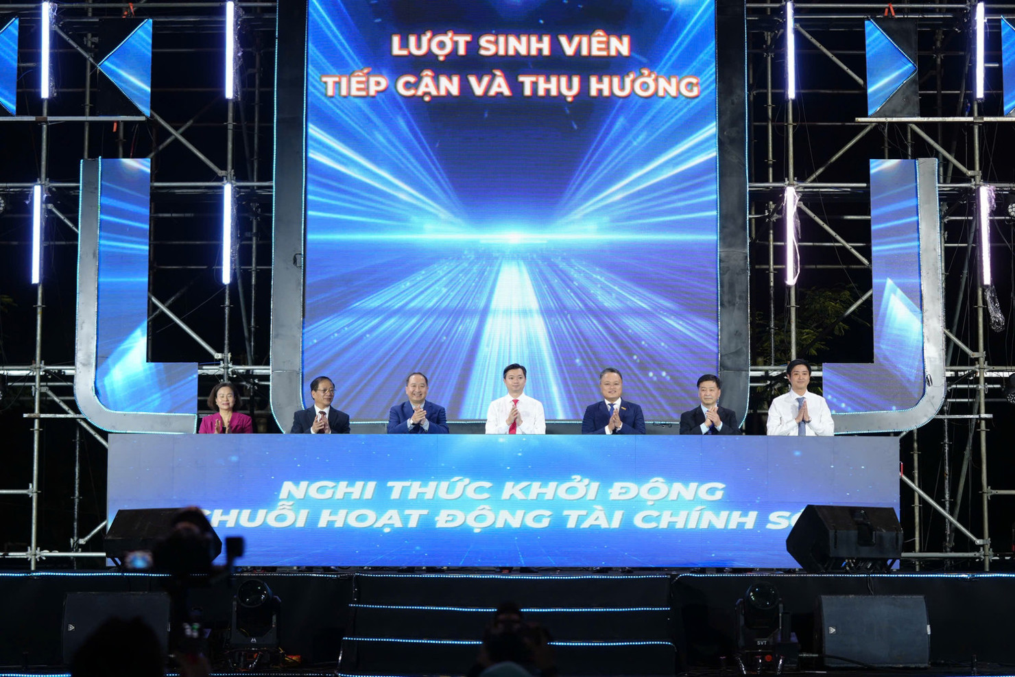 C&aacute;c đại biểu thực hiện nghi thức khởi động chuỗi hoạt động t&agrave;i ch&iacute;nh số.