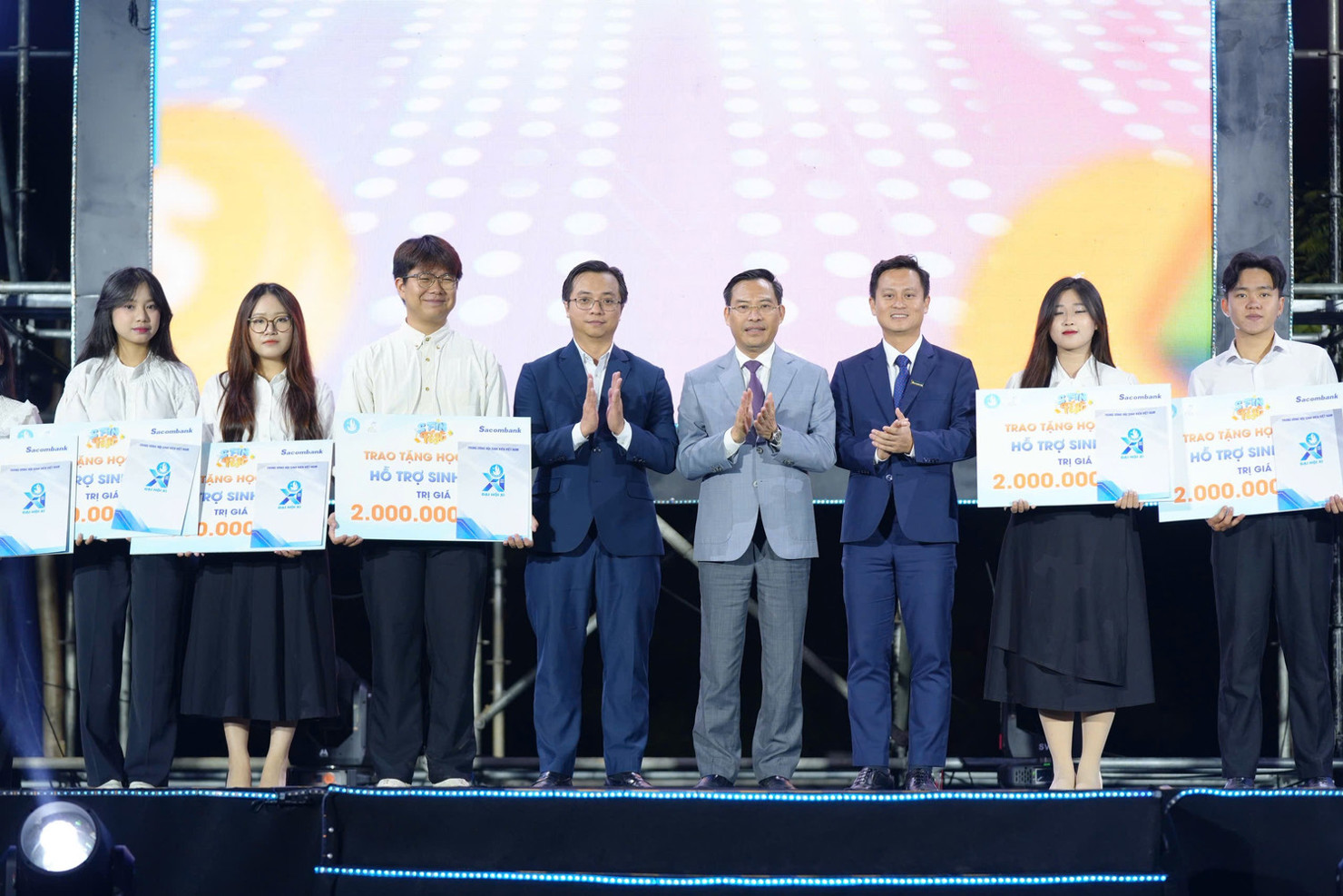 Ban Tổ chức trao 39 suất học bổng cho sinh vi&ecirc;n t&agrave;i năng.