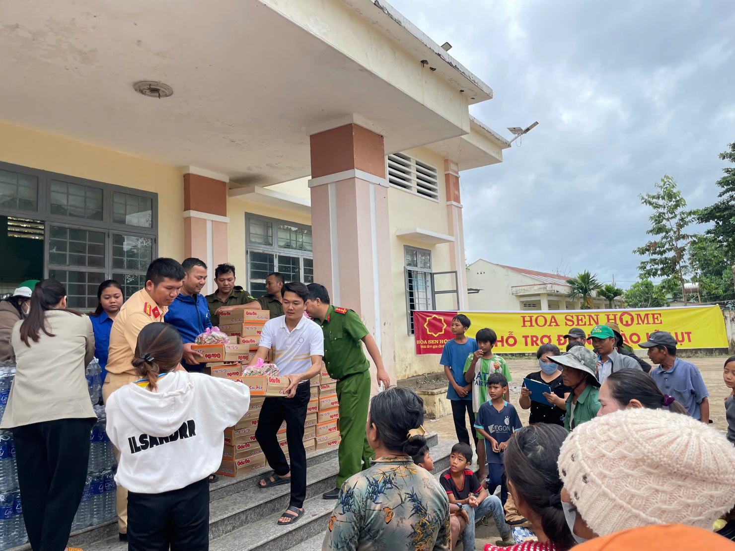 Nhiều hoạt đ&ocirc;ng cứu trợ, cung ứng h&agrave;ng thiết yếu cho b&agrave; con v&ugrave;ng thi&ecirc;n tai đ&atilde; được triển khai.