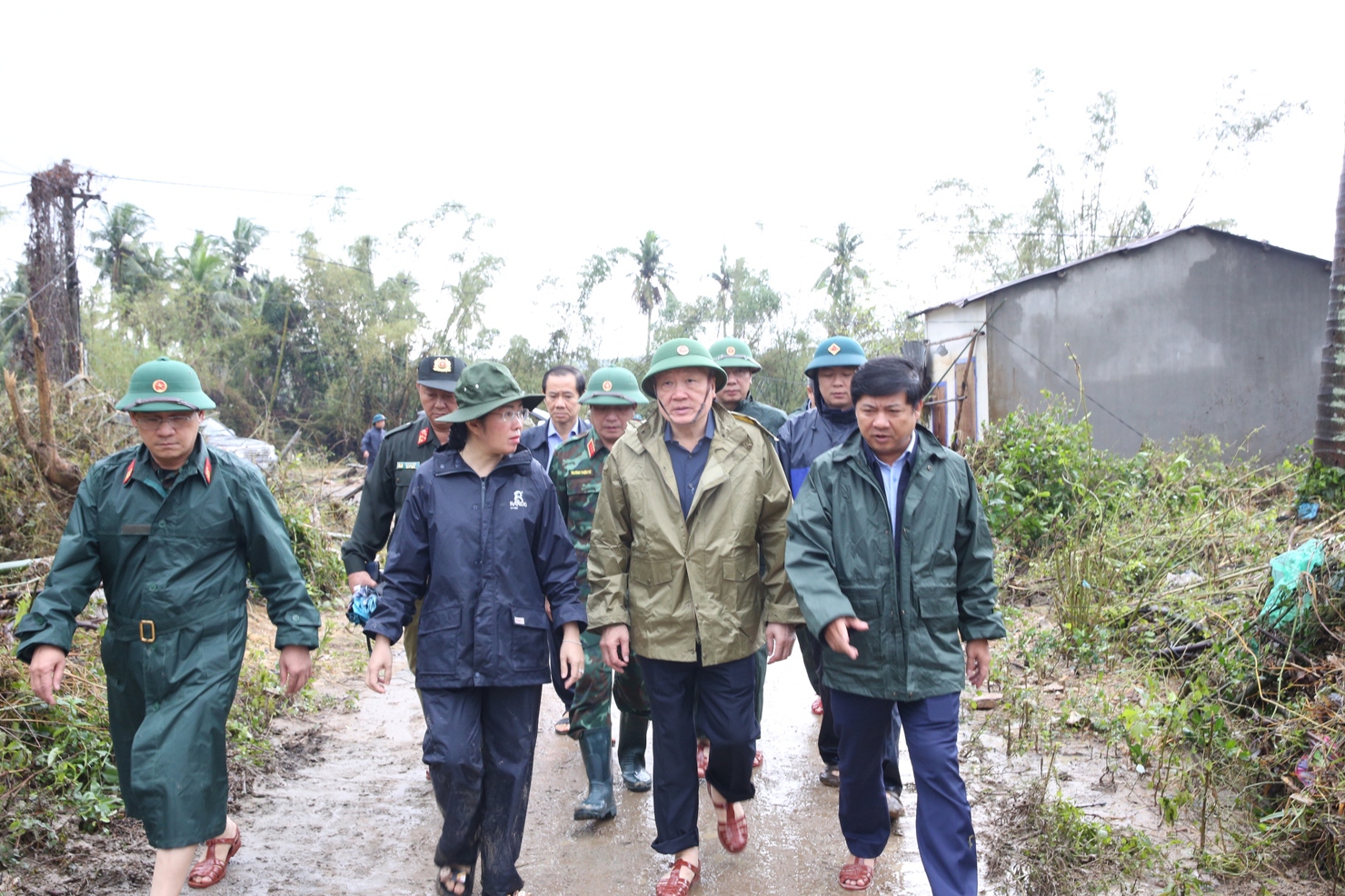 Ph&oacute; Thủ tướng Ch&iacute;nh phủ Nguyễn H&ograve;a B&igrave;nh đi thị s&aacute;t v&ugrave;ng lũ.