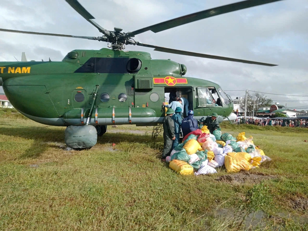 M&aacute;y bay trực thăng chở h&agrave;ng cứu trợ đến v&ugrave;ng lũ.