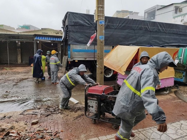 Nh&acirc;n vi&ecirc;n Viettel Gia Lai chuyển thiết bị đi cứu s&oacute;ng