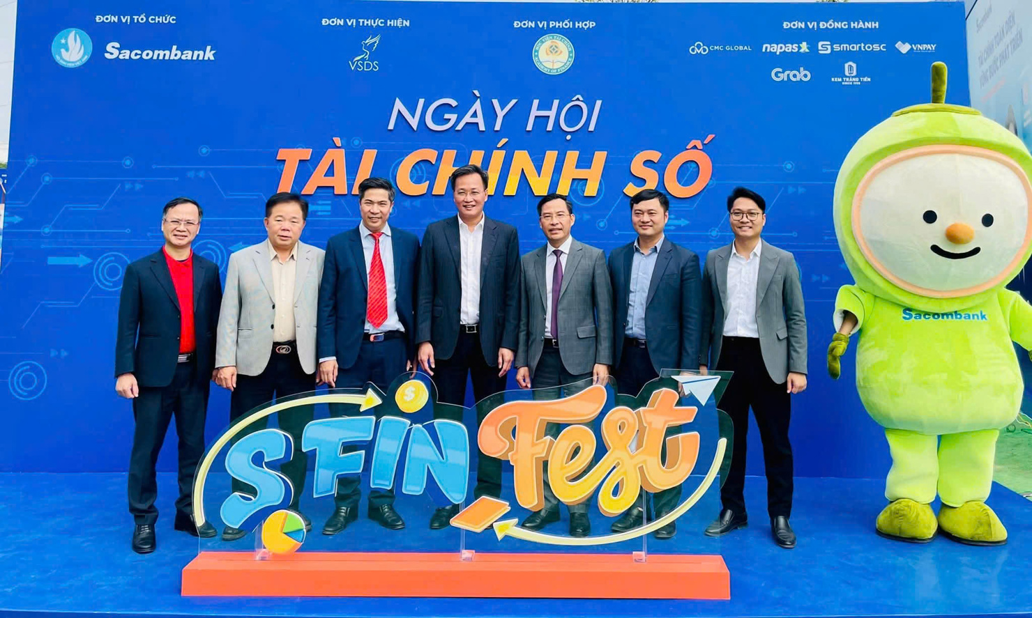 TS. Nguyễn Hữu Nghĩa (đứng giữa) - B&iacute; thư Tỉnh ủy Hưng Y&ecirc;n c&ugrave;ng L&atilde;nh đạo Học viện T&agrave;i ch&iacute;nh tham dự chương tr&igrave;nh.