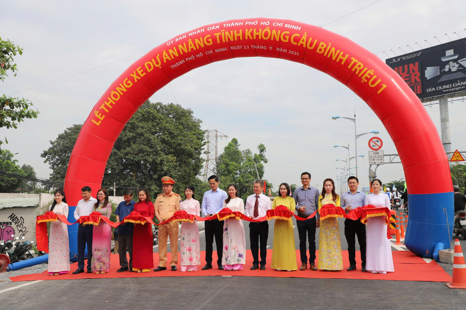 C&aacute;c đại biểu thực hiện nghi thức cắt băng th&ocirc;ng xe cầu B&igrave;nh Triệu 1 v&agrave;o s&aacute;ng 23/11/2025. Ảnh: BTC