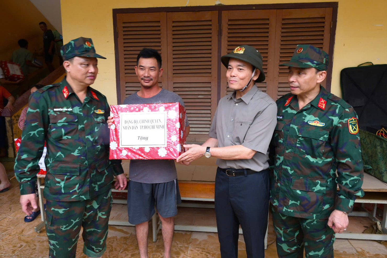 B&iacute; thư Th&agrave;nh ủy Trần Lưu Quang trao qu&agrave; cho người d&acirc;n tại Kh&aacute;nh H&ograve;a. Ảnh: PT