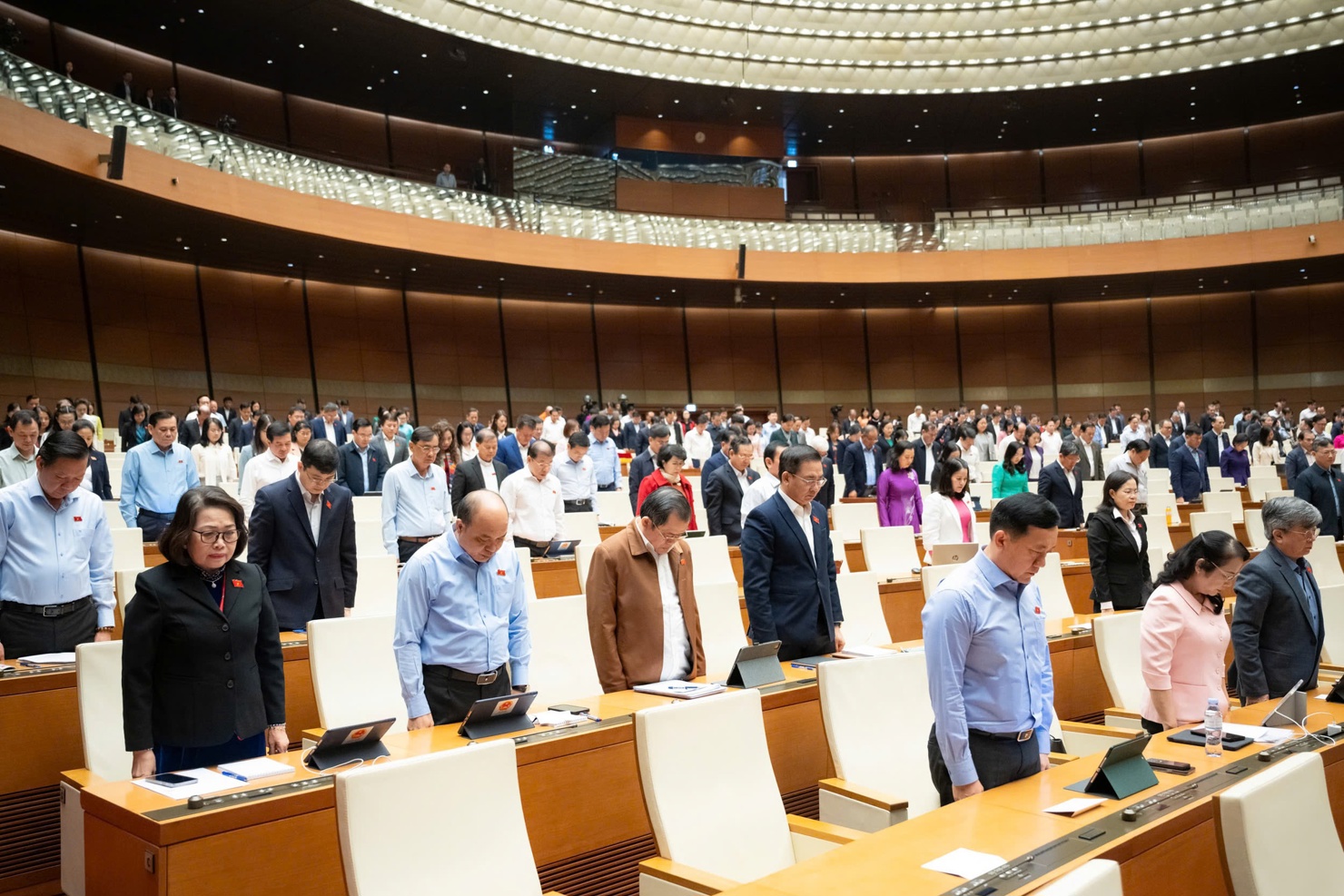 C&aacute;c đại biểu Quốc hội tưởng niệm những người tử vong do thi&ecirc;n tai, b&atilde;o lũ g&acirc;y ra