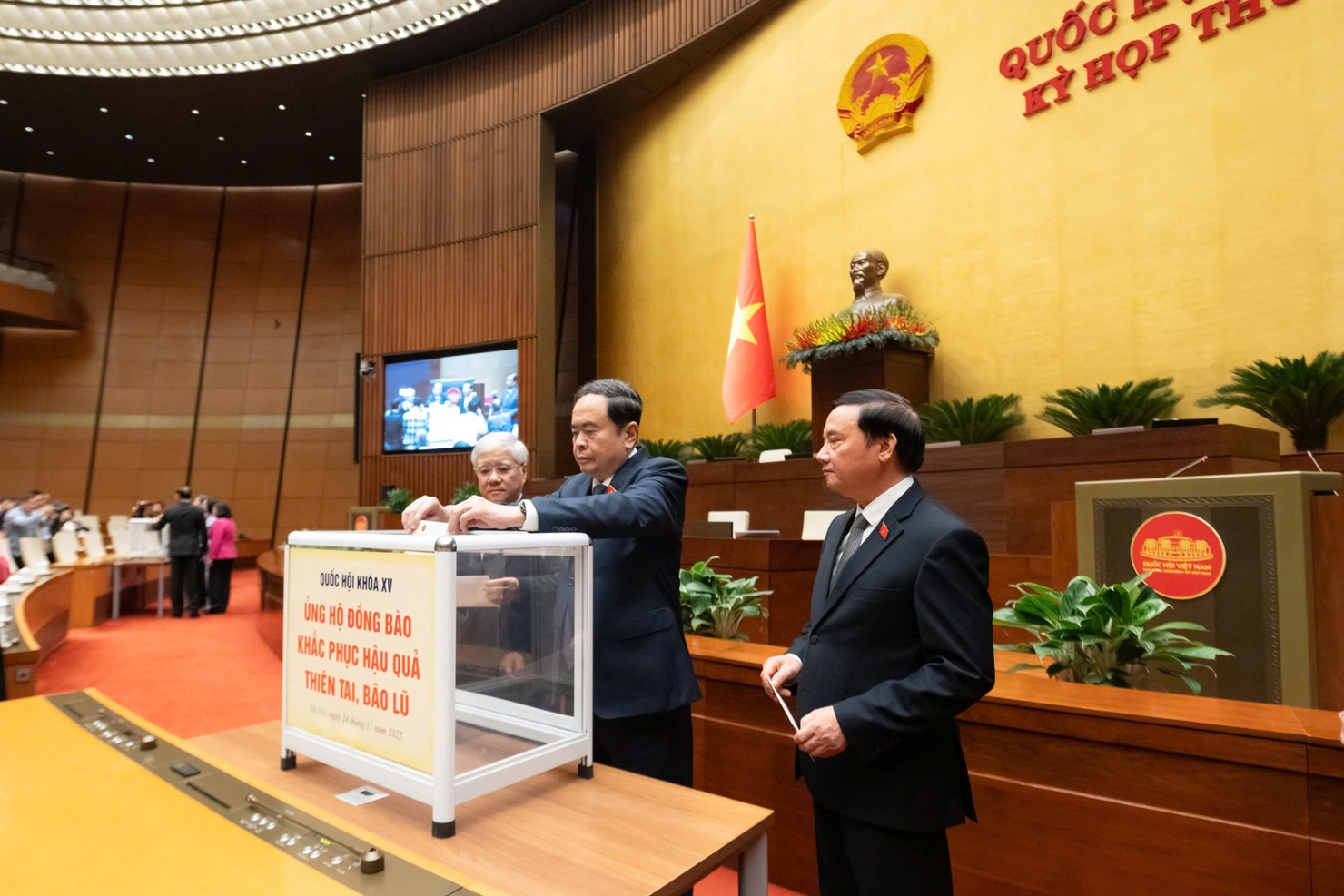 Chủ tịch Quốc hội Trần Thanh Mẫn tham gia ủng hộ đồng b&agrave;o khắc phục hậu quả do thi&ecirc;n tai g&acirc;y ra