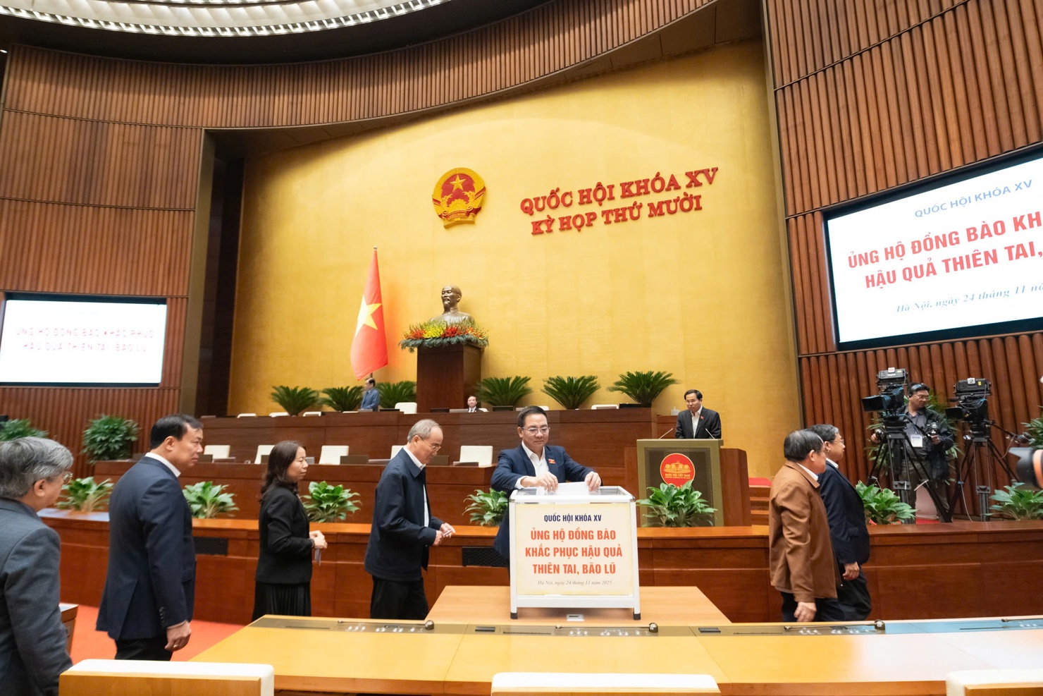 C&aacute;c đại biểu Quốc hội tham gia ủng hộ đồng b&agrave;o bị thiệt hại do b&atilde;o lũ g&acirc;y ra