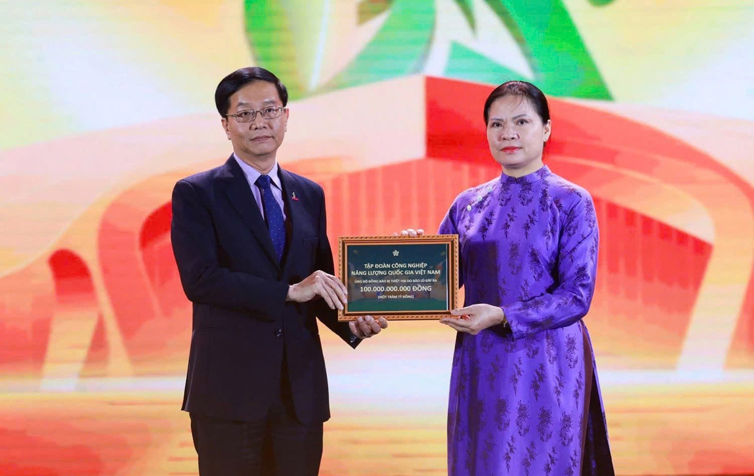 &Ocirc;ngTrần Quang Dũng - Ph&oacute; B&iacute; thư thường trực Đảng ủy Petrovietnam trao biểu trưng hỗ trợ cho đồng b&agrave;o bị thiệt hại do b&atilde;o lũ với sự tiếp nhận của b&agrave; H&agrave; Thị Nga - Ph&oacute; Chủ tịch Ủy ban Trung ương Mặt trận Tổ quốc Việt Nam.