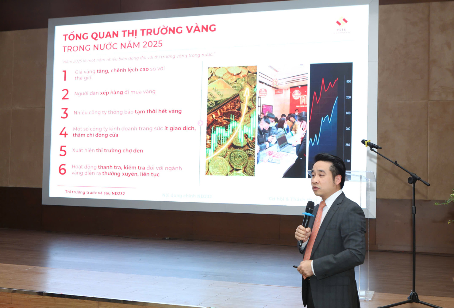 Ph&oacute; Chủ tịch, Tổng Thư k&yacute; Hiệp hội Kinh doanh V&agrave;ng tr&igrave;nh b&agrave;y tại Diễn đ&agrave;n.