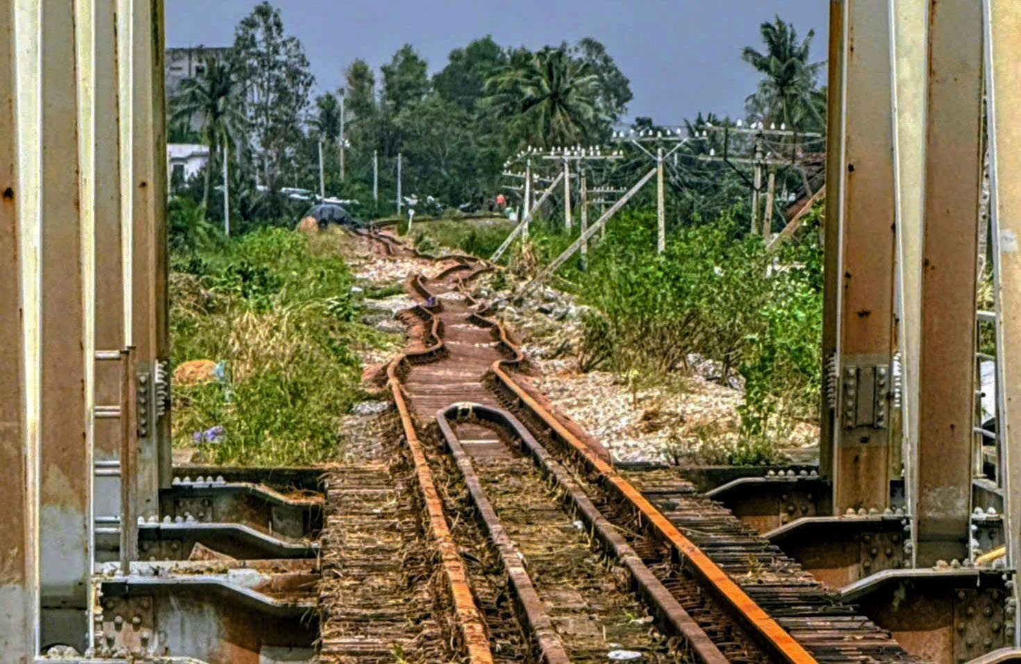 Nhiều vị tr&iacute; nền đường sắt bị sạt lở, tr&ocirc;i nền sau mưa lũ