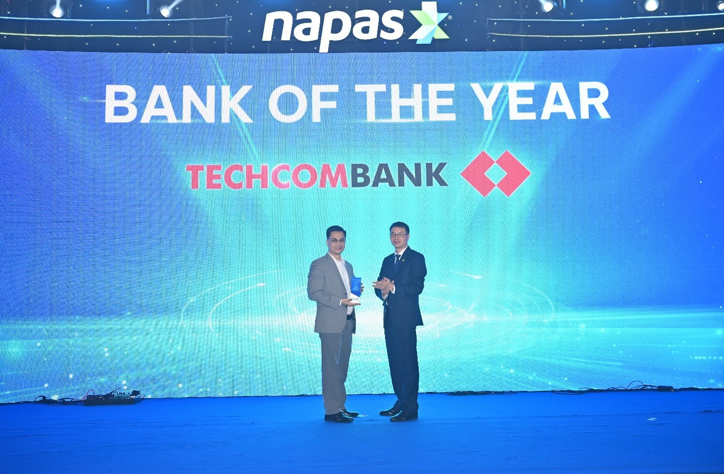 Chủ tịch HĐQT NAPAS trao giải cho đại diện Techcombank