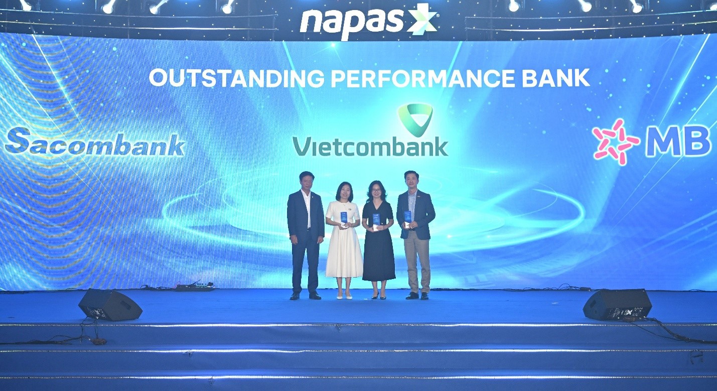 Tổng Gi&aacute;m đốc NAPAS trao giải cho đại diện Vietcombank, MB v&agrave; Sacombank