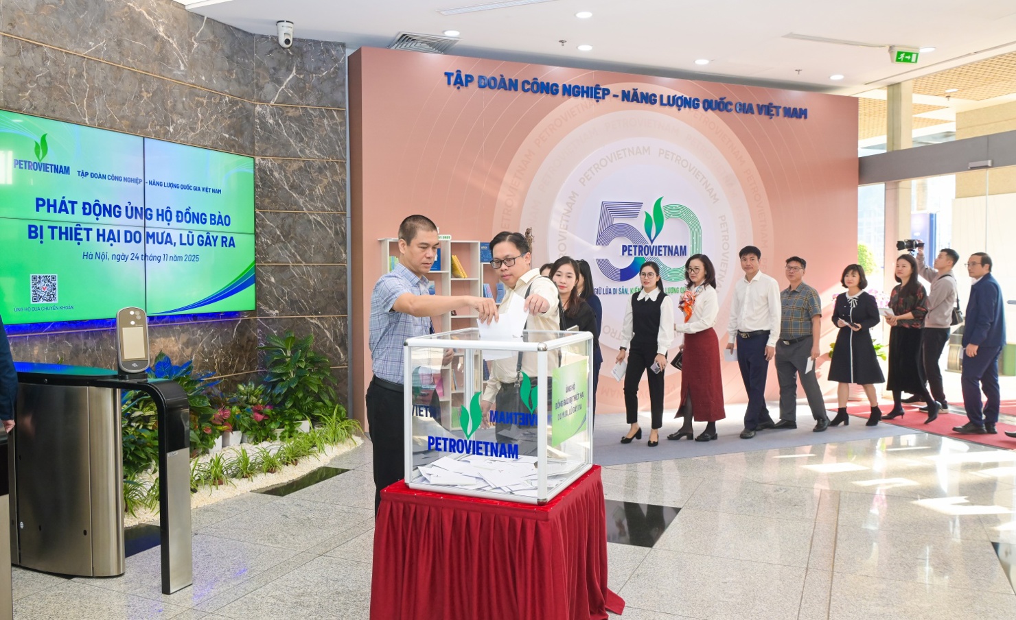 C&aacute;n bộ nh&acirc;n vi&ecirc;n, người lao động Petrovietnam hưởng ứng lời k&ecirc;u gọi, quy&ecirc;n g&oacute;p ủng hộ đồng b&agrave;o vũng lũ lụt.