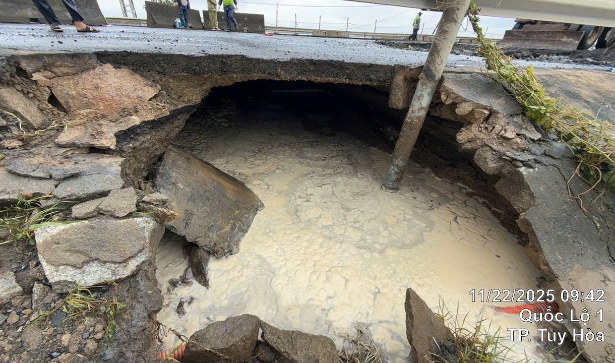 Một điểm sạt lở taluy &acirc;m tr&ecirc;n Quốc lộ 1 qua TP. Tuy H&ograve;a