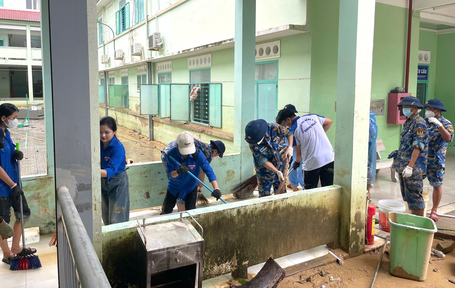 Khắc phục hậu quả sau mưa lũ tại một trường học ở Kh&aacute;nh H&ograve;a. Ảnh: CT