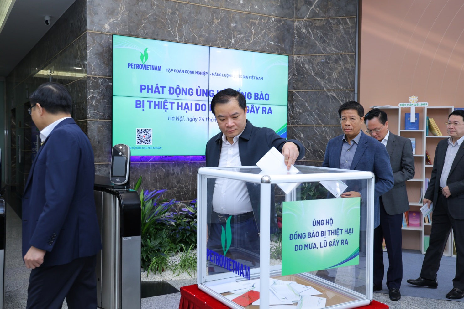 Tổng Gi&aacute;m đốc Petrovietnam L&ecirc; Ngọc Sơn quy&ecirc;n g&oacute;p ủng hộ đồng b&agrave;o vũng lũ