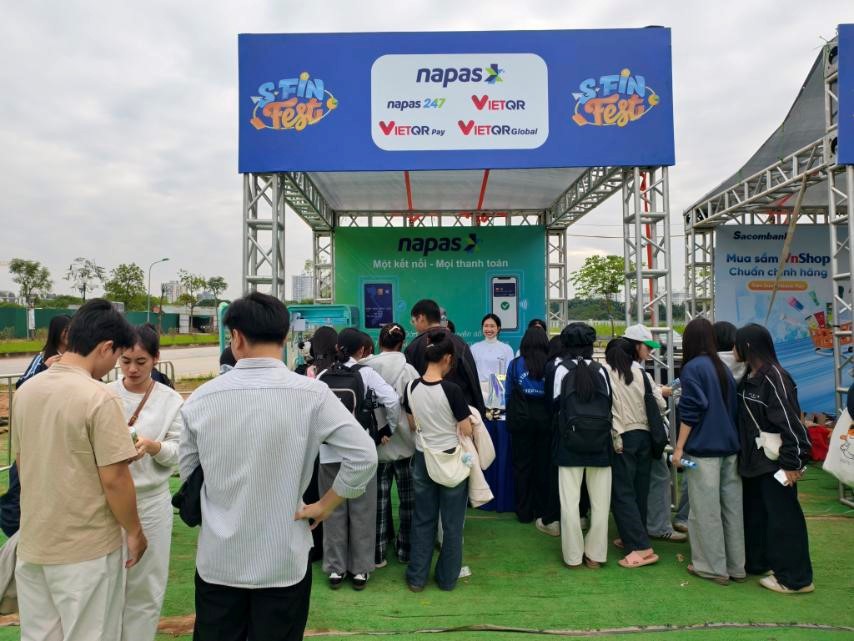 H&agrave;ng ngh&igrave;n lượt sinh vi&ecirc;n tương t&aacute;c, trải nghiệm tại gian h&agrave;ng NAPAS