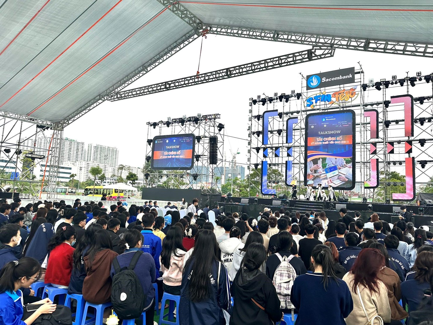 Ng&agrave;y hội T&agrave;i ch&iacute;nh số S-FinFest 2025 thu h&uacute;t sinh vi&ecirc;n tham dự