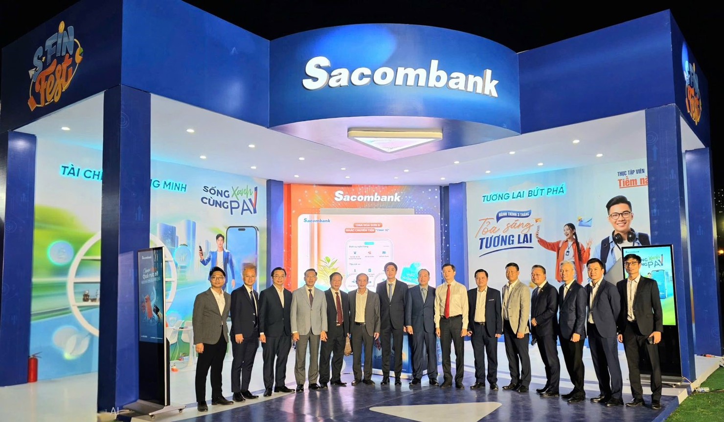 Đại diện NAPAS tham dự v&agrave; chụp ảnh c&ugrave;ng c&aacute;c đại biểu