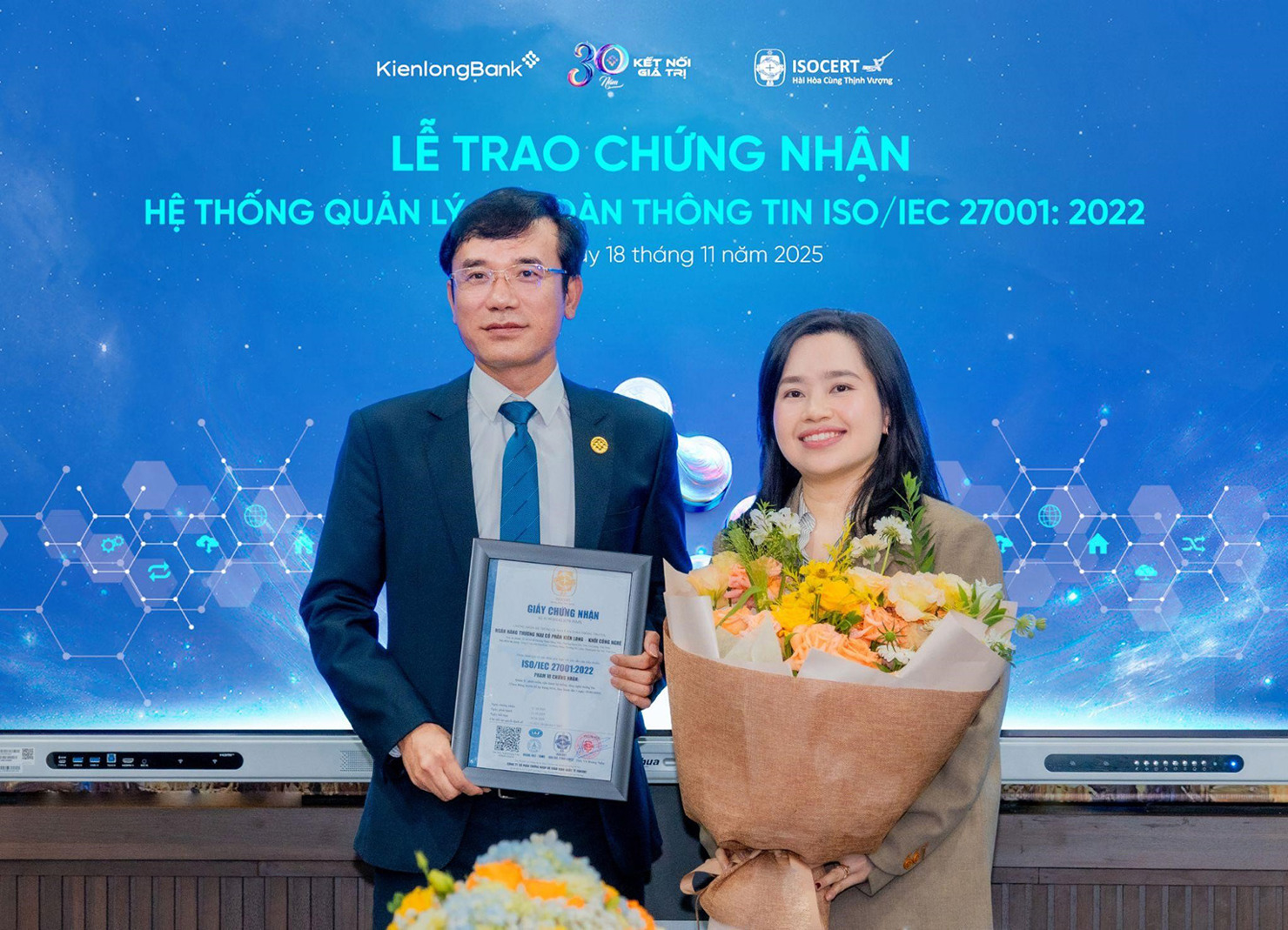 &Ocirc;ng Nguyễn Văn Minh, Ph&oacute; Tổng Gi&aacute;m đốc, đại diện KienlongBank nhận giấy chứng nhận ISO/IEC 27001:2022 từ ISOCERT.
