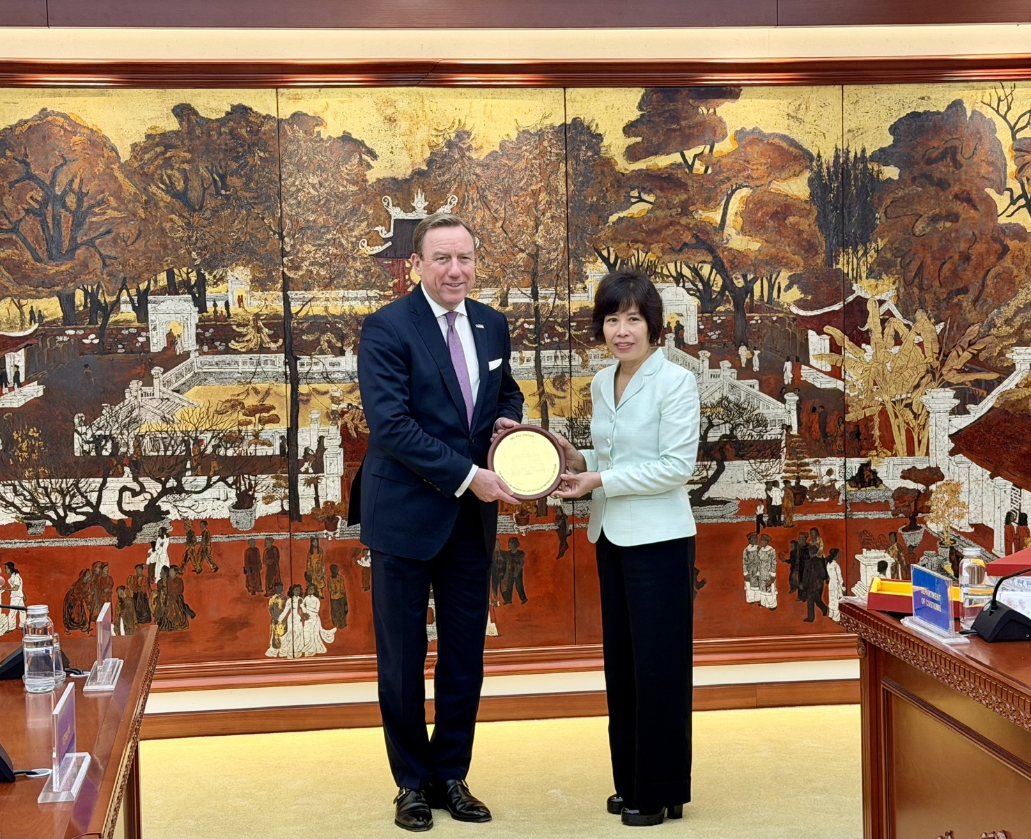 Thứ trưởng Bộ T&agrave;i ch&iacute;nh Nguyễn Thị B&iacute;ch Ngọc tặng qu&agrave; lưu niệm cho Chủ tịch EU-ABC. Ảnh: HD