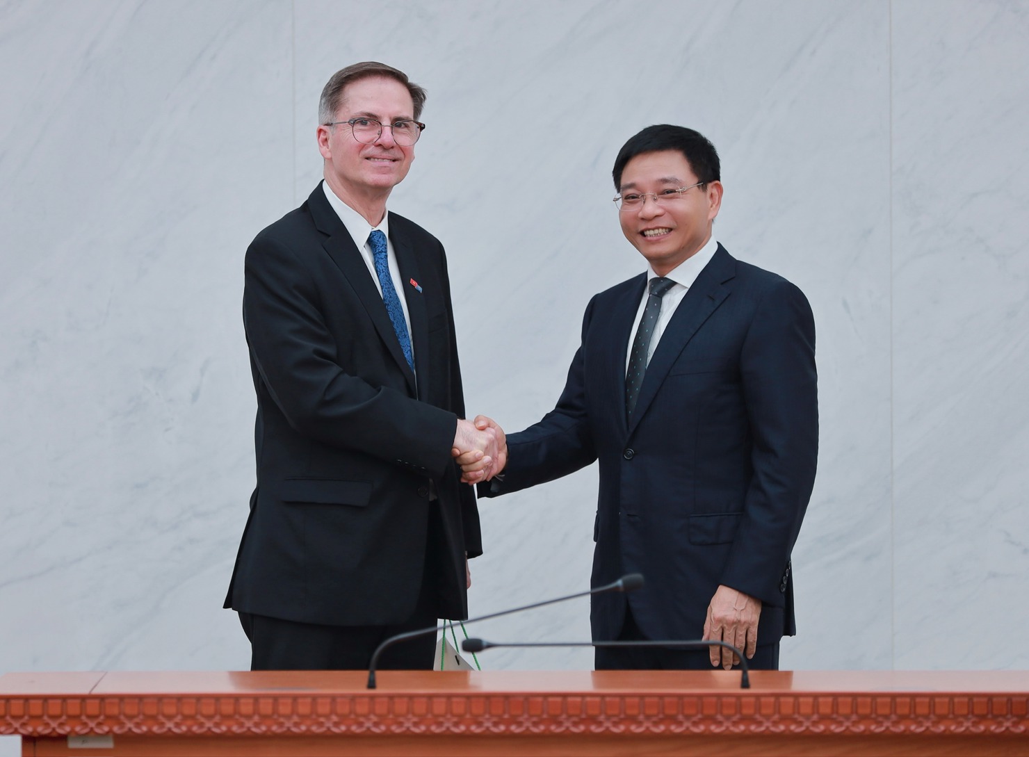 Bộ trưởng Bộ T&agrave;i ch&iacute;nh Nguyễn Văn Thắng v&agrave; &ocirc;ng Carlos Felipe Jaramillo, Ph&oacute; Chủ tịch Ng&acirc;n h&agrave;ng Thế giới (WB) c&ugrave;ng khẳng định cam kết hợp t&aacute;c chặt chẽ, bền vững.&nbsp;