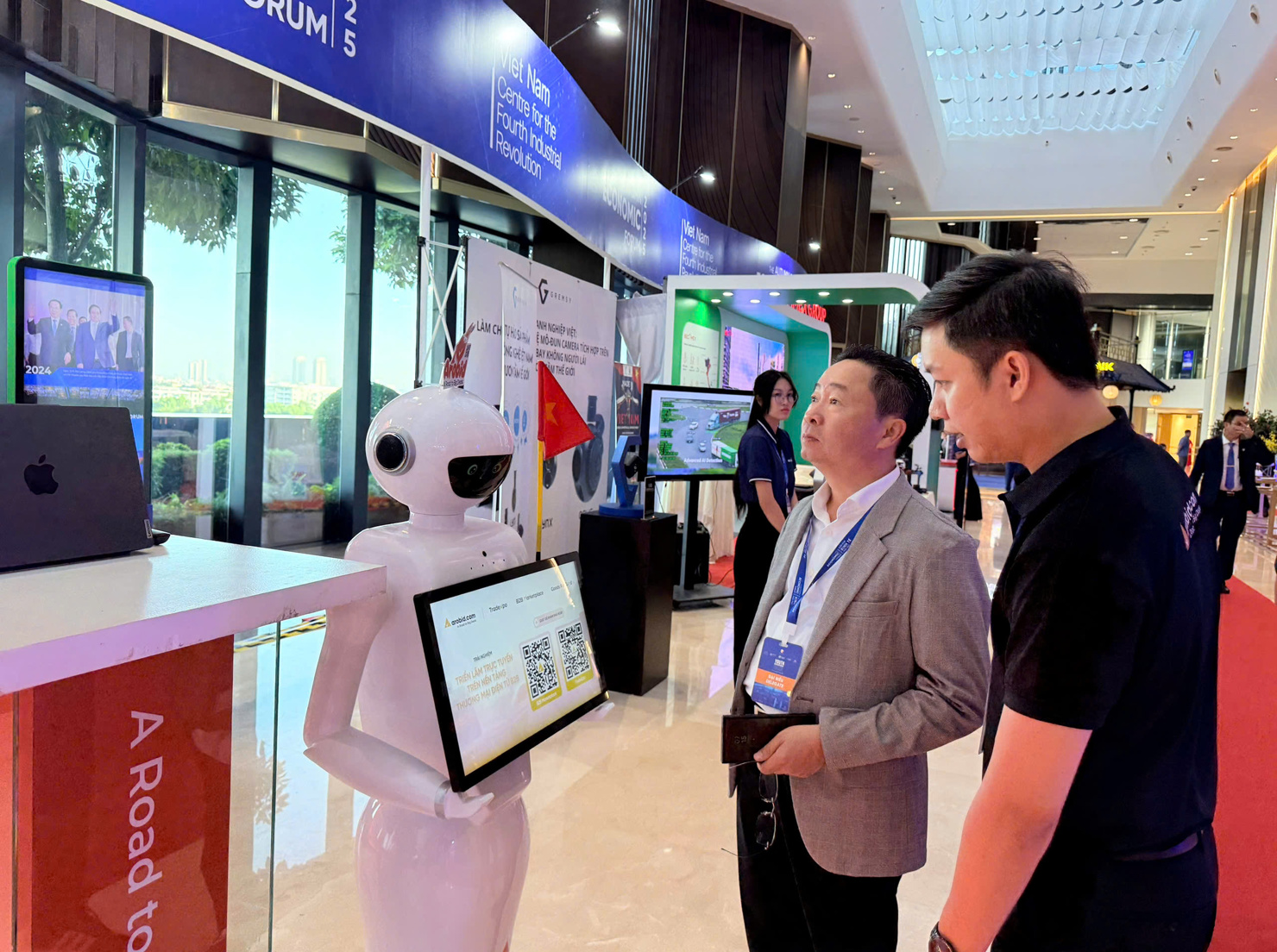 C&ocirc;ng nghệ số lu&ocirc;n được giới trẻ v&agrave; c&aacute;c đại biểu quan t&acirc;m