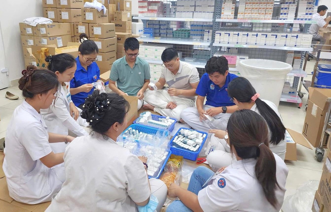 C&aacute;c bệnh viện ph&acirc;n loại thuốc, thiết bị y tế trước giờ khởi h&agrave;nh. Ảnh: BT