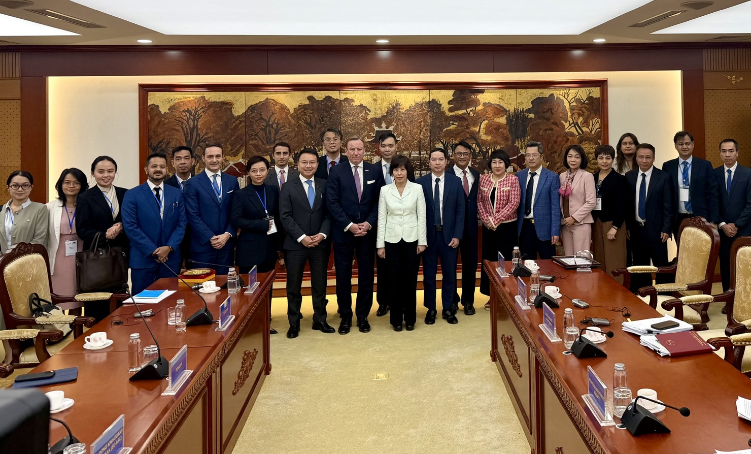 Đại diện l&atilde;nh đạo v&agrave; c&aacute;c đơn vị thuộc Bộ T&agrave;i ch&iacute;nh chụp ảnh lưu niệm c&ugrave;ng đại diện c&aacute;c doanh nghiệp EU-ABC. Ảnh: HD