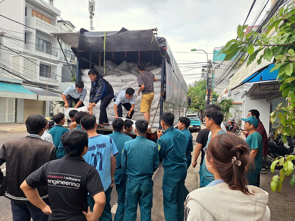 Gạo dự trữ quốc gia được Chi cục DTNN khu vực XIII b&agrave;n giao cho UBND phường Nam Nha Trang, tỉnh Kh&aacute;nh H&ograve;a v&agrave;o chiều&nbsp;ng&agrave;y 25/11/2025.