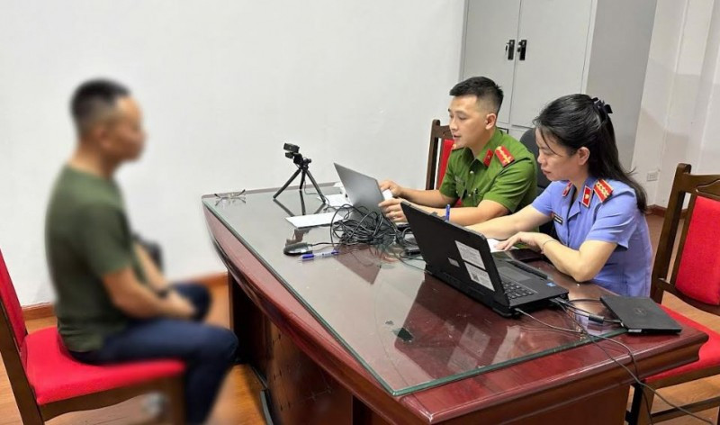 Cơ quan c&ocirc;ng an lấy lời khai c&aacute;c đối tượng lừa đảo trong vụ tiền ảo Heliwin. Ảnh: C&ocirc;ng an tỉnh L&agrave;o Cai.