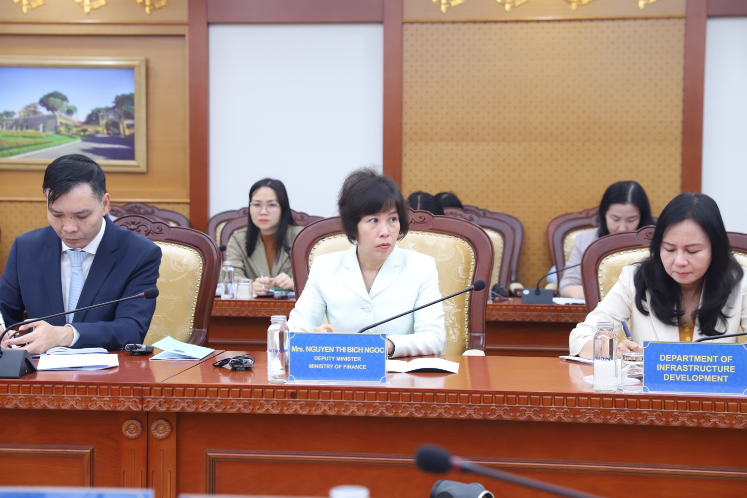 Thứ trưởng Bộ T&agrave;i ch&iacute;nh Nguyễn Thị B&iacute;ch Ngọc tại buổi l&agrave;m việc.