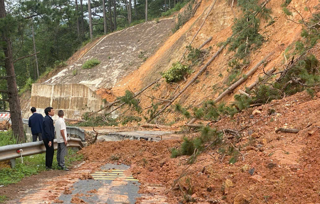Đo&agrave;n c&ocirc;ng t&aacute;c của Cục Đường bộ Việt Nam xuống hiện trường để phối hợp với địa phương chỉ đạo khắc phục hậu quả thi&ecirc;n tai.