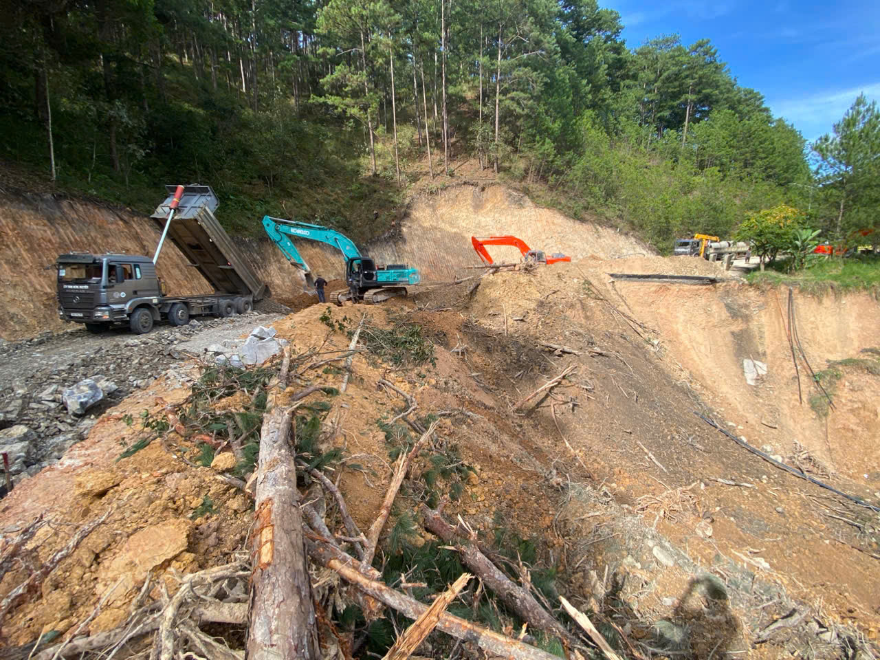 C&aacute;c lực lượng b&aacute;m hiện trường, nỗ lực xuy&ecirc;n ng&agrave;y đ&ecirc;m, quyết t&acirc;m sớm kh&ocirc;i phục giao th&ocirc;ng tr&ecirc;n tuyến huyết mạch.