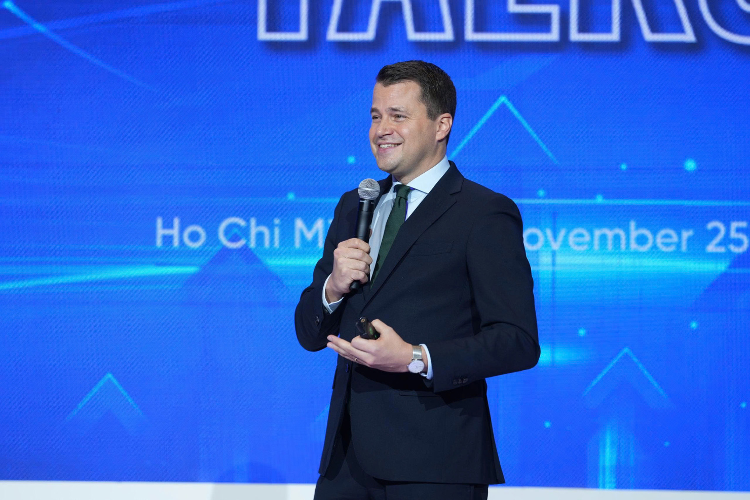 &Ocirc;ng Stephan Mergenthaler chia sẻ&nbsp;về bối cảnh v&agrave; xu hướng ph&aacute;t triển to&agrave;n cầu trong kỷ nguy&ecirc;n số