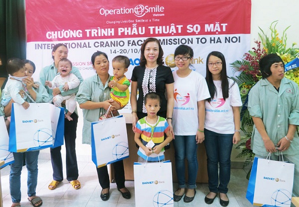 Bà Hoàng Thị Kim Thanh - Đại diện BAOVIET Bank trao quà cho các bệnh nhân
