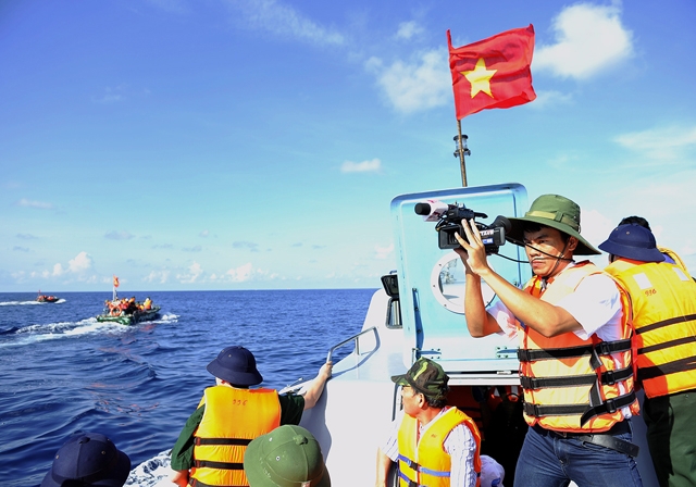 Các nhà báo tác nghiệp trong chuyến đi thực tế tại quần đảo Trường Sa (tỉnh Khánh Hòa). Ảnh: Anh Tuấn