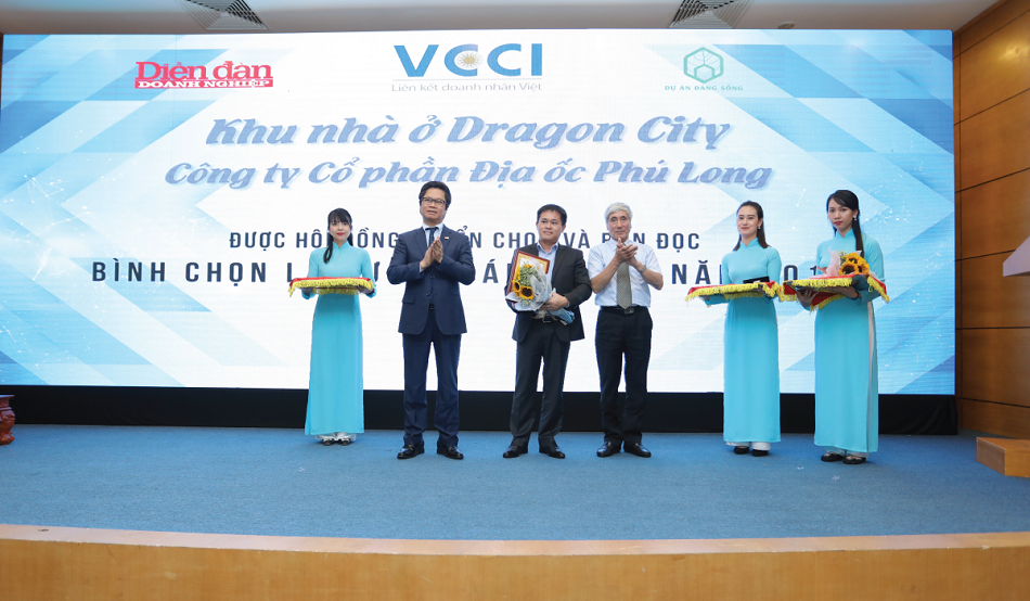 TS Vũ Tiến Lộc - Chủ tịch VCCI trao giải vinh danh khu đô thị Dragon City - Khu đô thị đáng sống 2019. Ảnh PL
