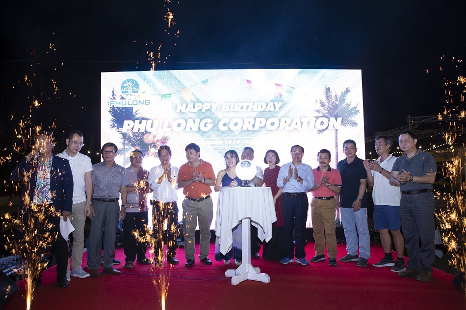 Lãnh đạo cao cấp cùng đặt tay trên quả cầu và đếm ngược trong đại tiệc kỷ niệm sinh nhật công ty Phú Long. Ảnh PL