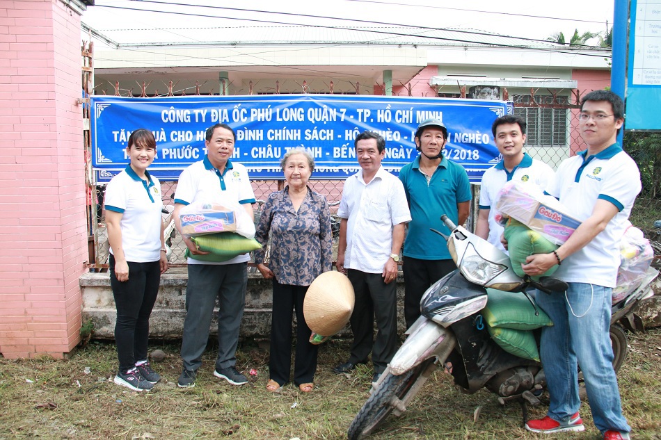 Công ty Phú Long đã trao tặng 300 phần quà cho những hộ dân nghèo, gia đình chính sách của địa phương. Ảnh PL