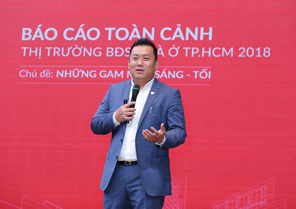 Ông Phạm Lâm, CEO DKRA Vietnam trình bày chủ đề 'Những gam màu sáng - tối'. Ảnh Nhật Hằng