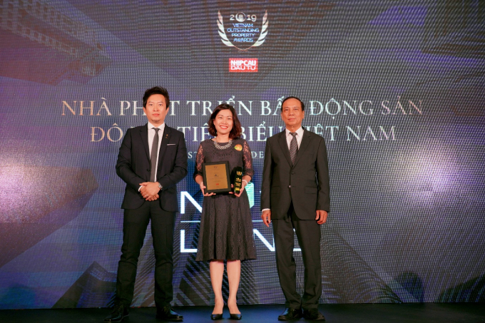 Đại diện Tập đoàn Novaland nhận giải thưởng Nhà phát triển bất động sản đô thị tiêu biểu Việt Nam 2019. Ảnh NVL