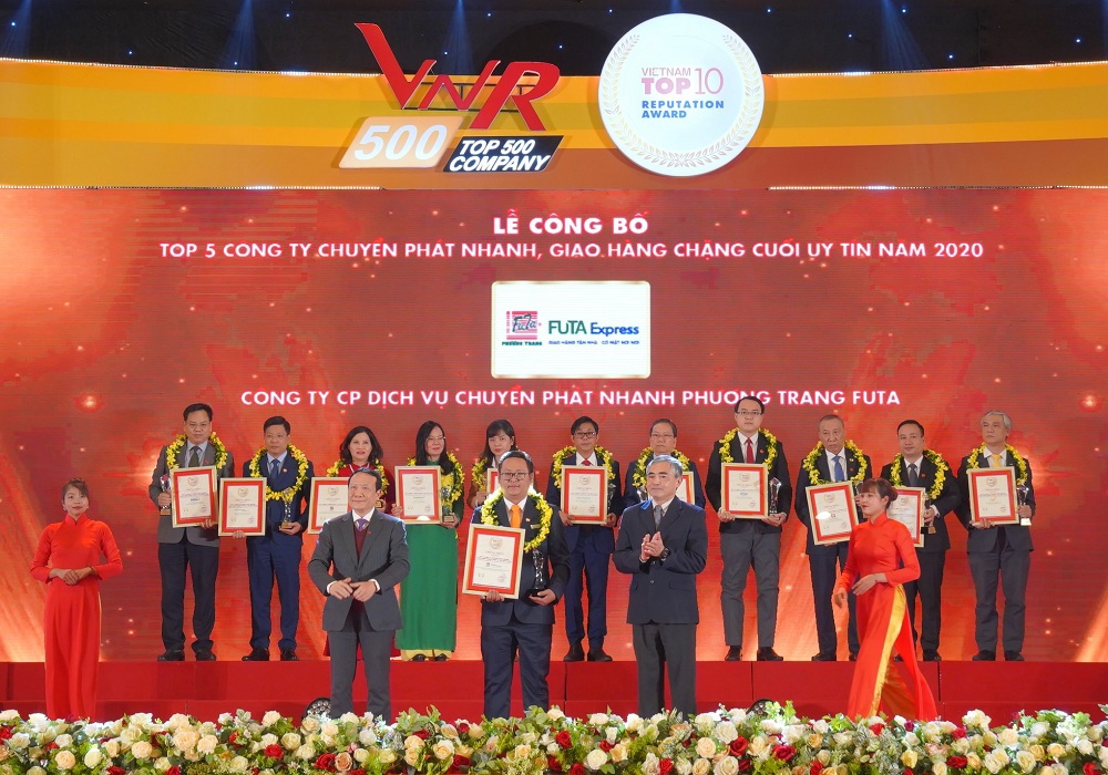 Đại diện Phương  - FUTA Bus Lines nhận giải thưởng. Ảnh Thu Trung
