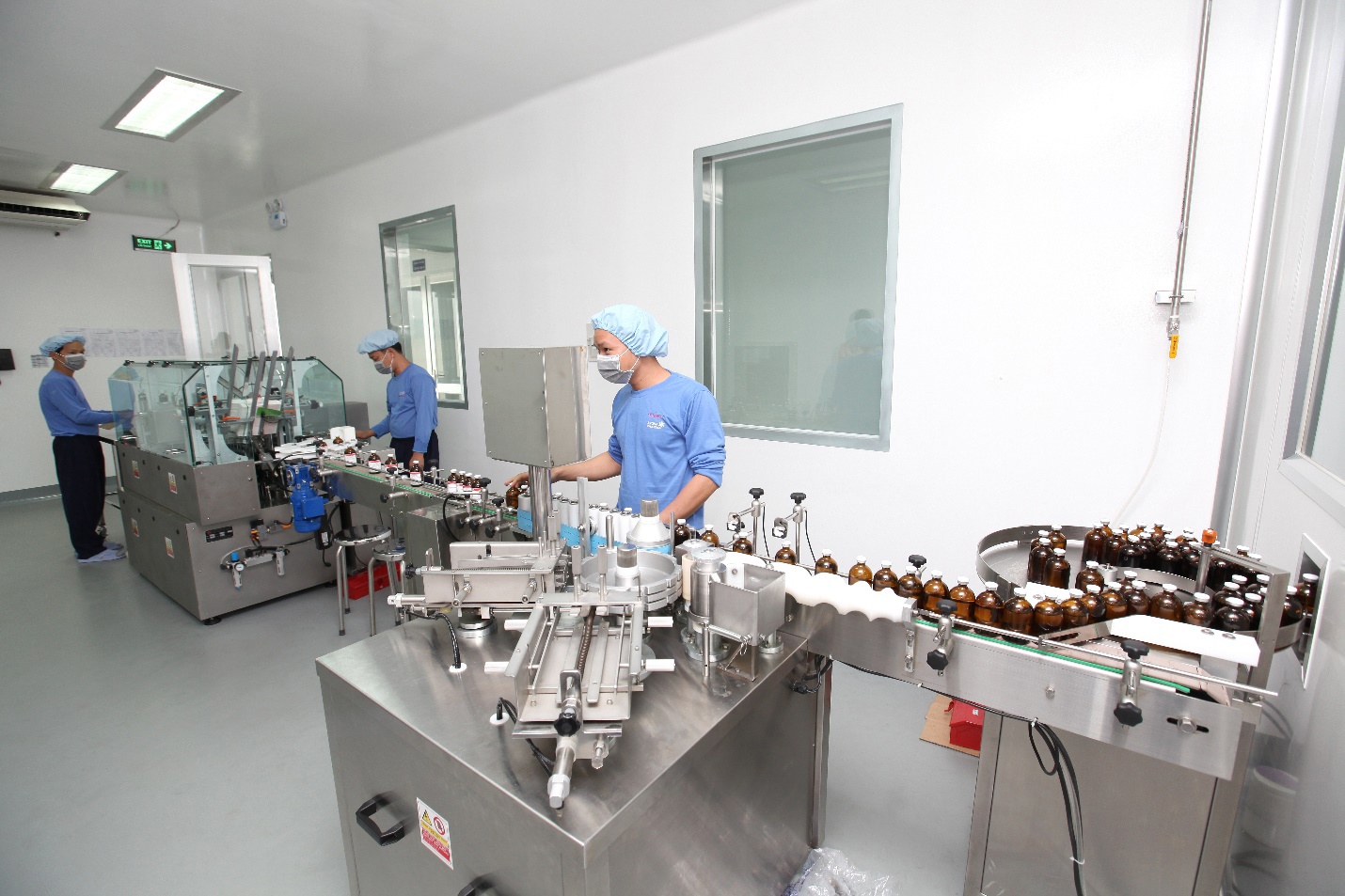 Dây chuyền sản xuất sản phẩm thuốc thú y, thuốc thủy sản đạt chuẩn WHO-GMP tại Anova Pharma - một thành viên của Nova Consumer. Ảnh: NVL.