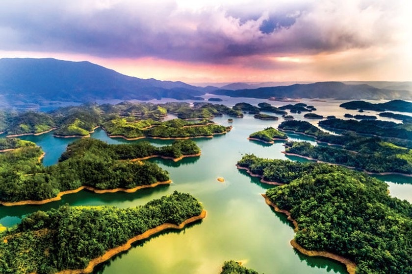 Hồ Tà Đùng được ví như "Vịnh Hạ Long ở Tây Nguyên" – Nguồn ảnh: Internet.
